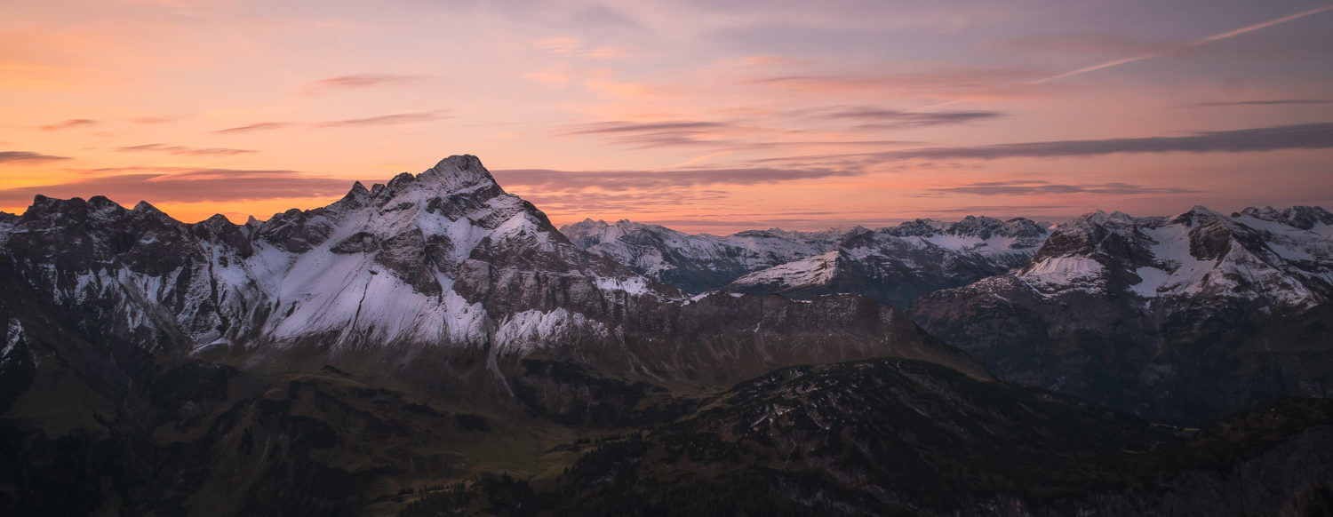 Bergkette beim Sonnenaufgang an der Mindelheimer Hütte