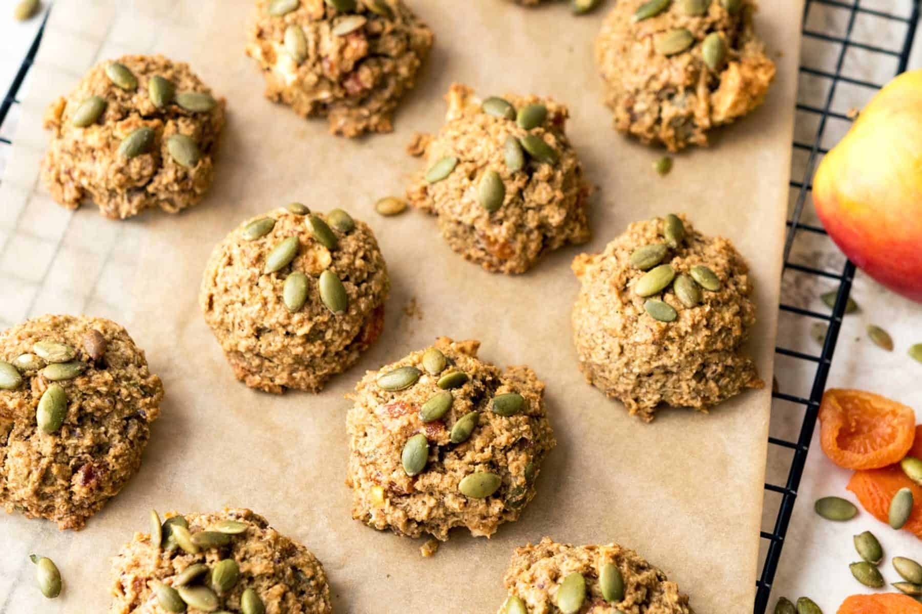 These Apple Apricot Quinoa Cookies are filled with fruity goodness and make great snacks! Made with whole grains and quinoa flakes, to keep you satiated.