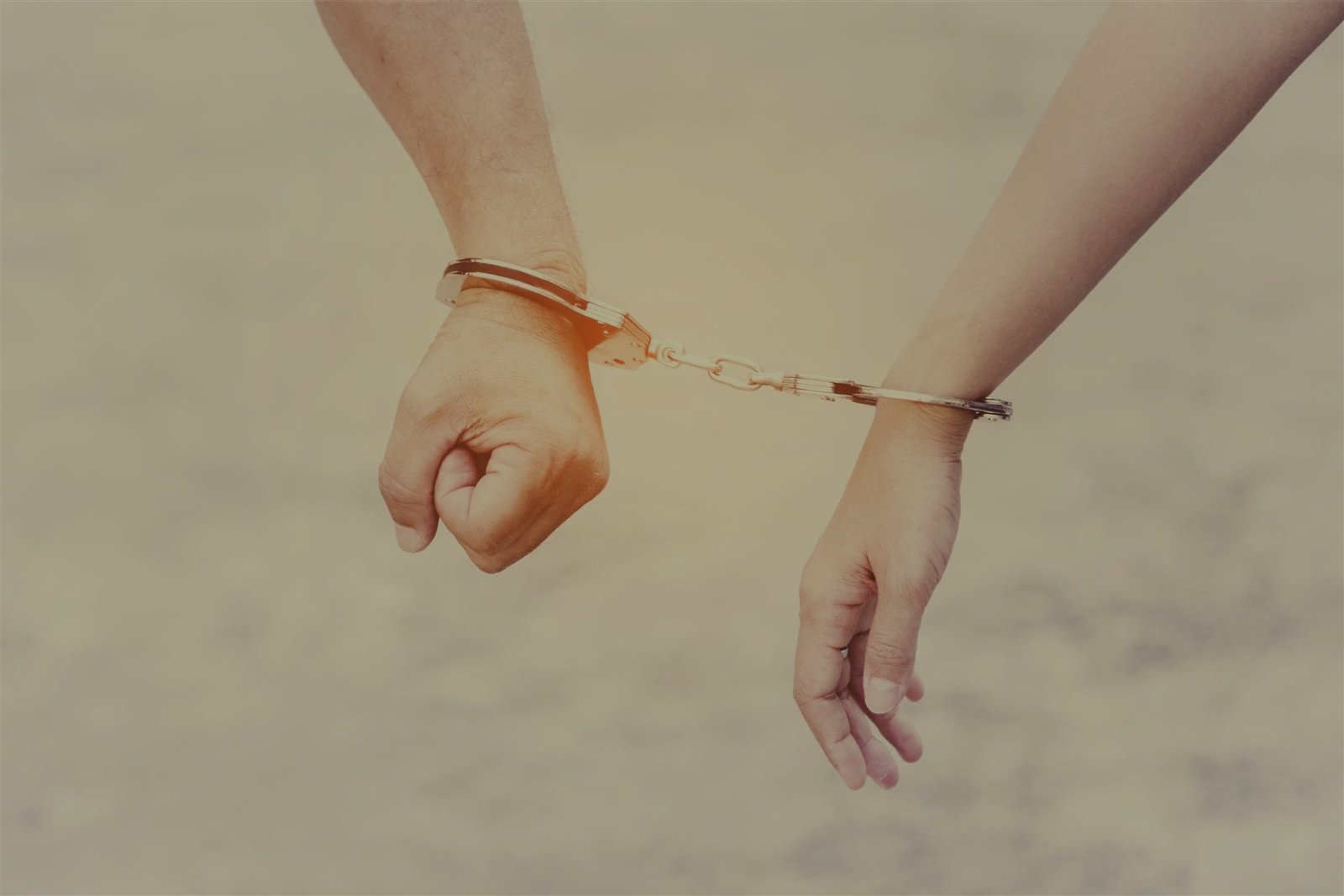 O que fazer quando a relação amorosa entre o casal se transforma em uma dependência emocional e como identificar isso para evitar problemas maiores?