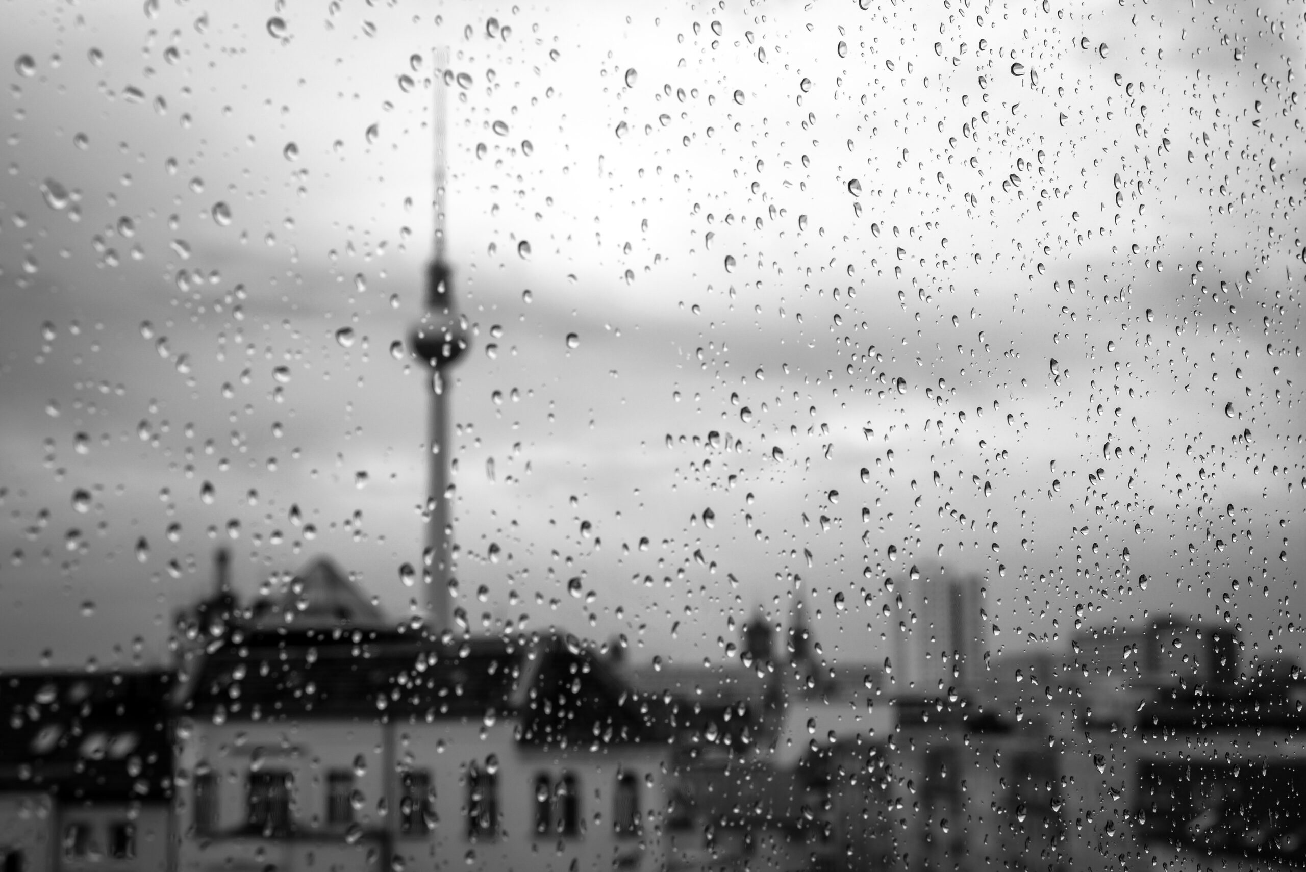 Nachruf zum Berliner Mietendeckel Berlin bei Regen scaled