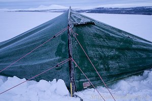 Hilleberg Akto utrustat med extra stormlinor.