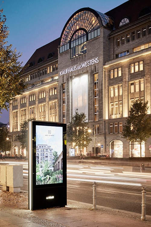 Werbung für das Bauprojekt Alexander mit dem KDW am Kurfürstendamm im Hintergrund