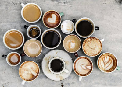 Différents styles de cafes dans leurs tasses
