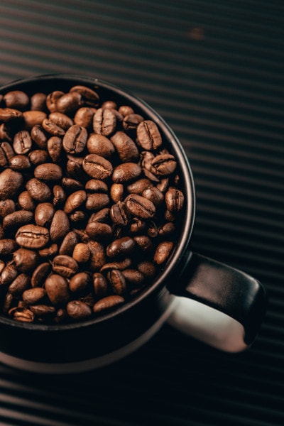 Tasse avec grains de cafe