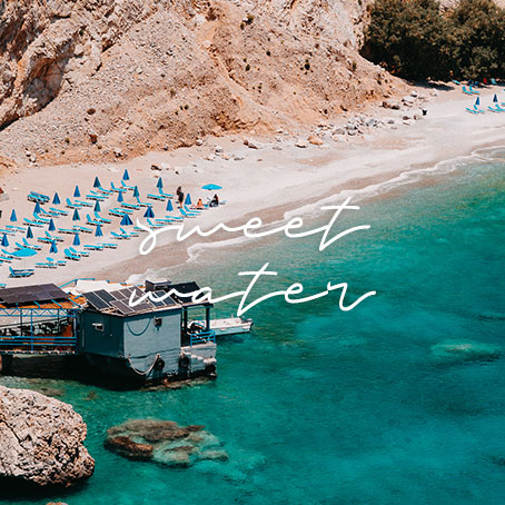 eine Taverne auf dem Wasser an einem wunderschönen Strand