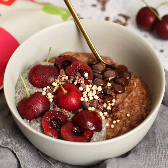 Cherry Chocolate Chia Oats by @dumbbellsandoats