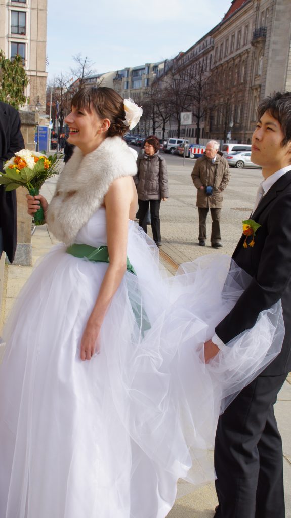 Hinter jeder Frau in einem weißen Monstertüllkleid steht ein starker Ehemann. ;)