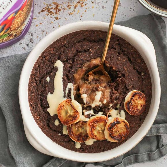 Molten Salted Date and Tahini Caramel Baked Oats by @dumbbellsandoats