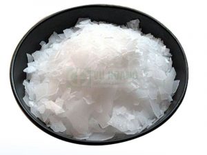 Xút NaOH tồn tại ở dạng rắn màu trắng.