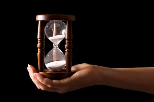 Muestra una imagen de un reloj de arena como metáfora de una política de fin de vida para versiones inseguras de WordPress