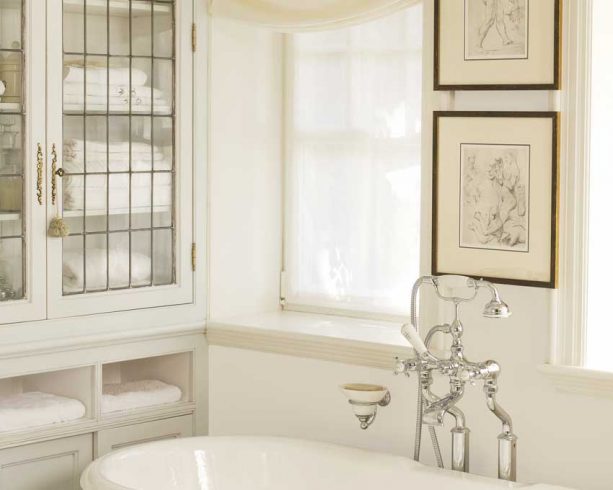 neutral-themed bathroom with Olympic Antique White OL225 wall paint color