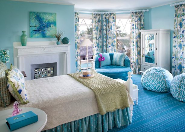 a blue beach-themed bedroom with blue-white floral-patterned curtains