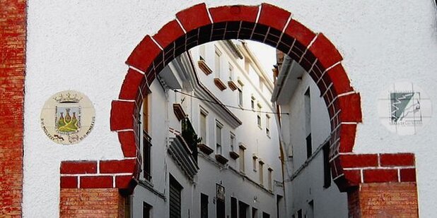 Arco de entrada en Fuente del Cristo