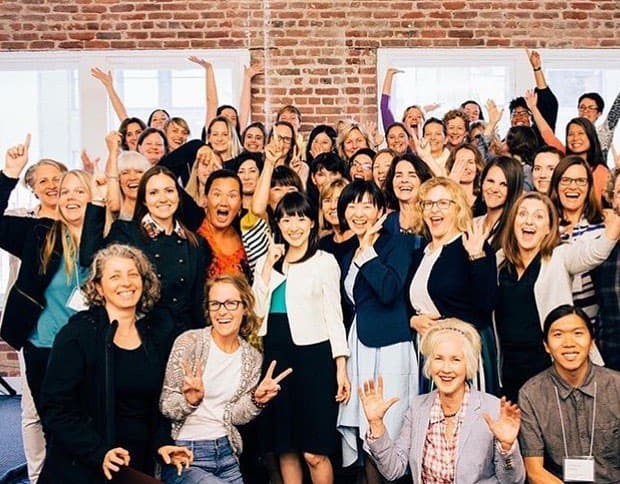 Marie Kondo a niekoľko konzultantov jej spoločnosti na školení v Chicagu. (Zdroj: Facebook/konmarimethod)