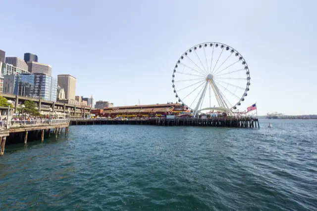 Large Ferris wheel in Seattle called the "Great Wheel"