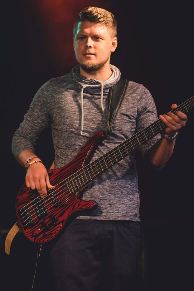Bassist spielt Bass