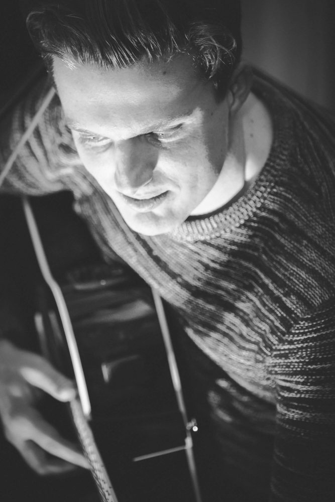 Blick von oben auf Georg Latz an der Gitarre