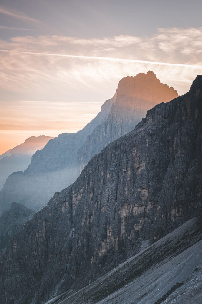 Sonnenaufgang hinter der Kalkwand auf dem Stubaier Höhenweg