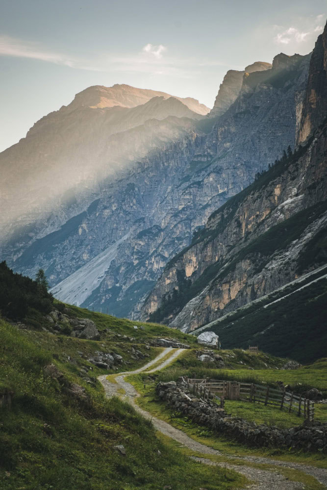 Wanderweg mit bewaldeten und kargen Felshängen