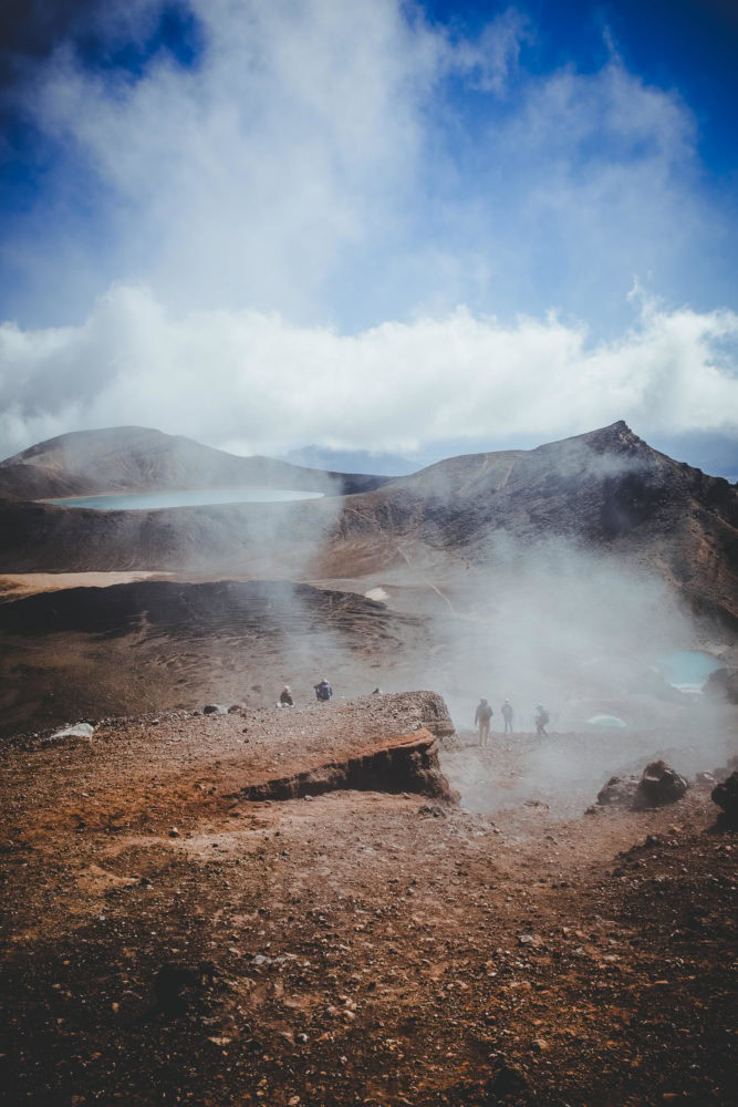 Wanderer steigen durch Nebel zu den Emerald Lakes hinab