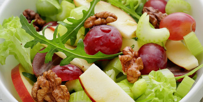 Салат Вальдорф - классический рецепт с сельдереем, яблоком, курицей