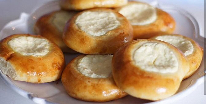 Быстрая, большая ватрушка с творогом из жидкого теста на сметане в духовке