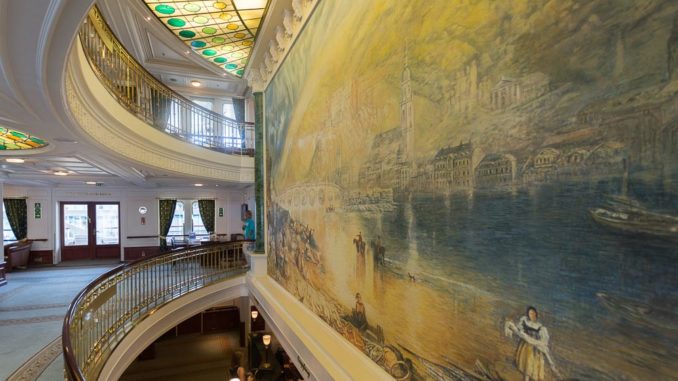 Das beeindruckende Atrium über der Rezeption
