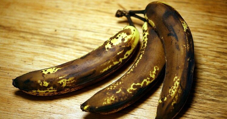 banana com a casca manchada banana com a casca manchada