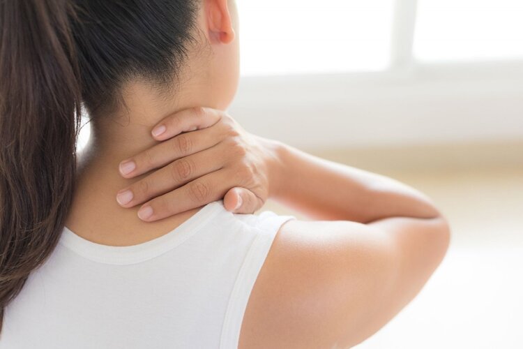 dor no pescoço pode ser causada por dormir na posição errada | Dicas de Saúde dor no pescoço pode ser causada por dormir na posição errada