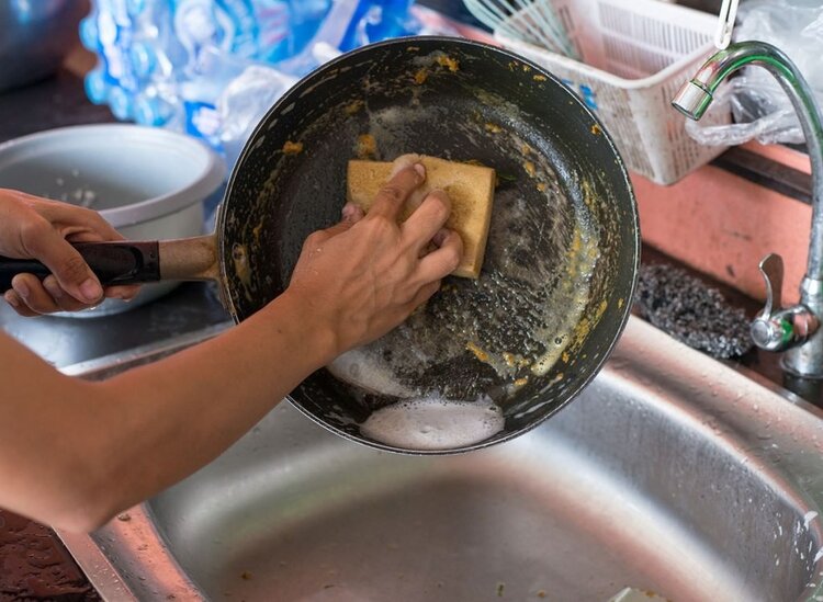 limpar a panela com muita força é uma dos principais danos para sua panela antiaderente | Dicas de Saúde limpar a panela com muita força é uma dos principais danos para sua panela antiaderente