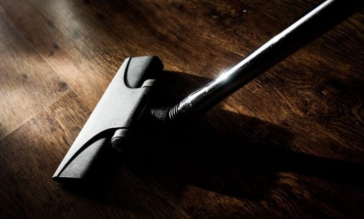 Comment nettoyer un parquet ? (Le Guide Complet) passer l'aspirateur pour nettoyer parquet en bois très sale
