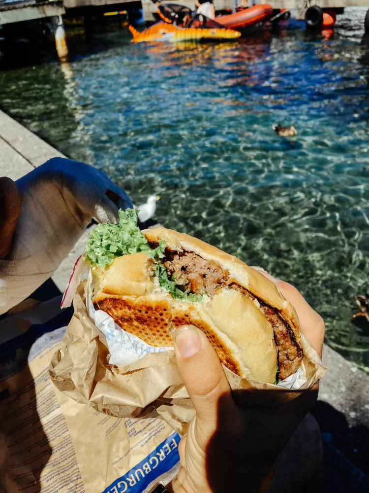 Mr. Big Stuff Burger in einer Hand