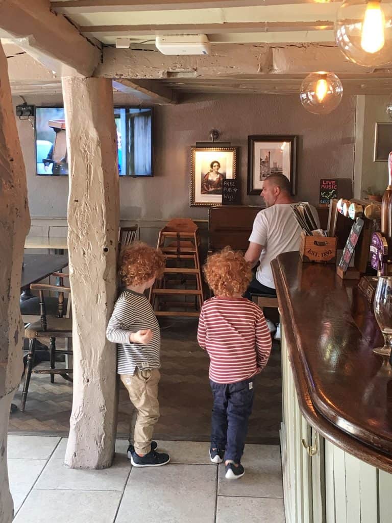 OLD AMERSHAM PUB: ELEPHANT AND CASTLE