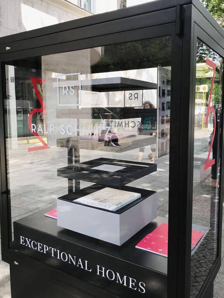 Vitrine mit Schmitz-Box