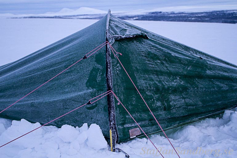 Hilleberg Akto utrustat med extra stormlinor.
