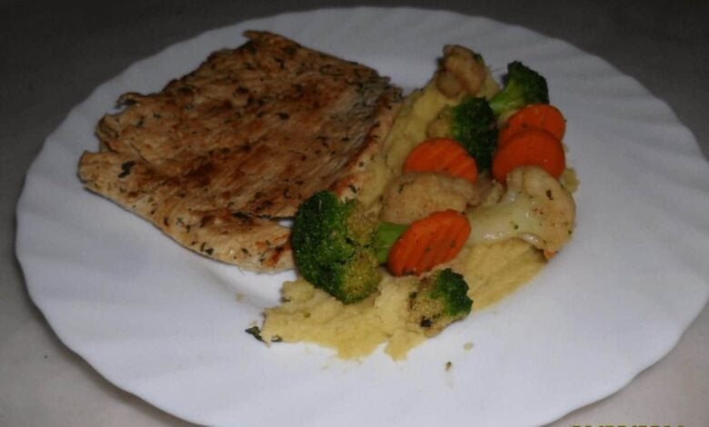 Putensteak mit Püree und Gemüse Putensteak mit Püree und Gemüse