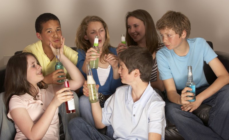 Meninos e meninas de todo o Brasil estão consumindo álcool antes da idade recomendada.