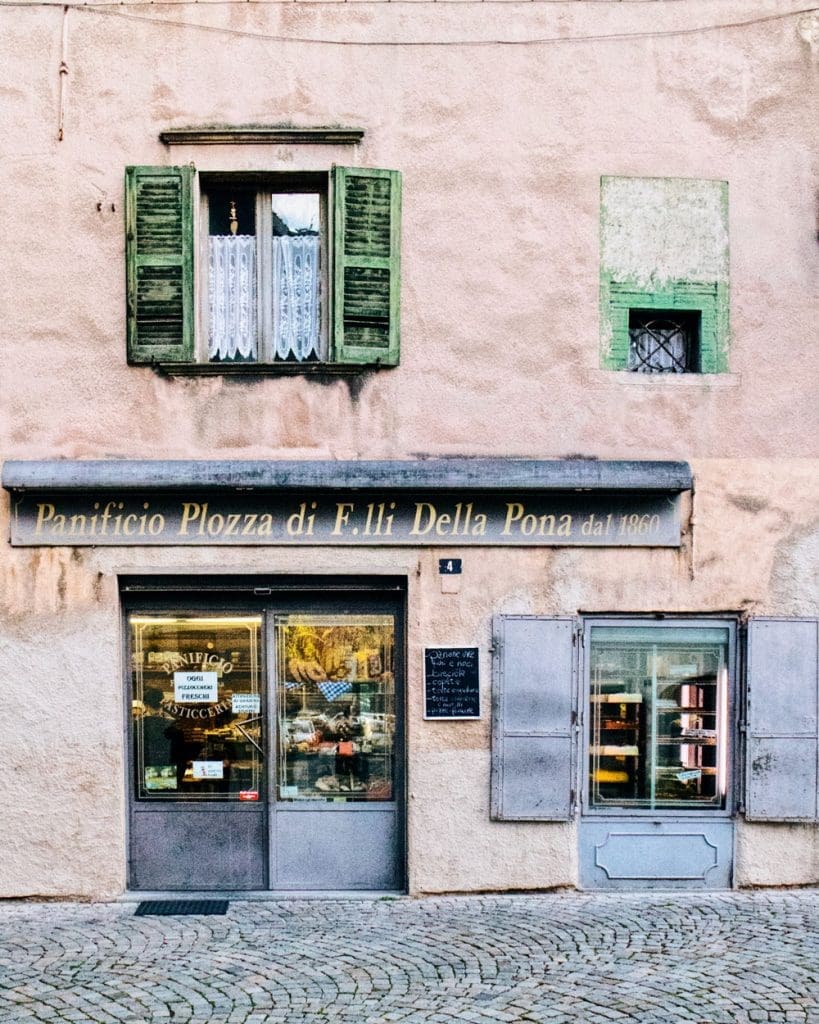 Tirano centro storico panetteria vintage