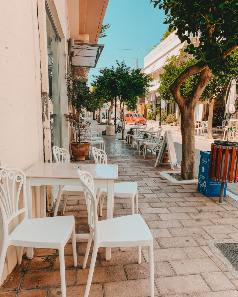 Blick von der linken Straßenseite auf die Shops in Kissamos, Kreta