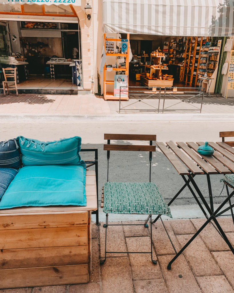 Blick von der linken Straßenseite auf die Shops auf der anderen Seite in Kissamos, Kreta