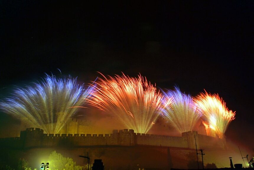 Fuegos artificiales en la ciudad amurallada de Carcassonne en el sur de Francia