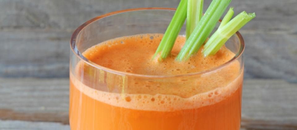 Suco de maçã com laranja e aipo Suco de maçã com laranja e aipo