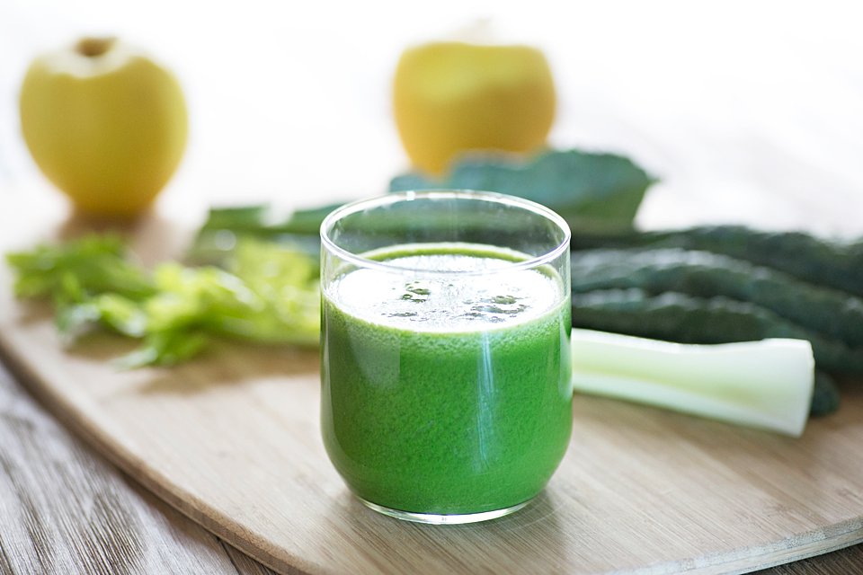 Suco de maçã com couve e gengibre