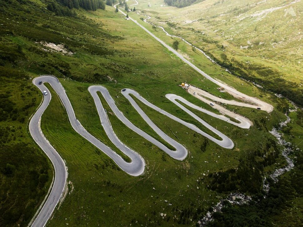Splugen Pass Towards Lago Di Como Drivescape The swiss travel pass seems quite expensive at first, so it felt like it might be hard to get your from 2018 through the end of 2019, the full cable car ride up to the schilthorn observation deck and the piz.