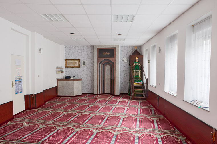 Gebetsraum der Furkan Moschee Dortmund-Nordstadt gegründet 2001.Prayer room of the Furkan Mosque Dortmund-Nordstadt founded in 2001.