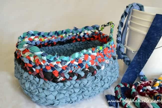 How to make a simple braided fabric basket with your scrap fabric. How to make a simple braided fabric basket with handles.