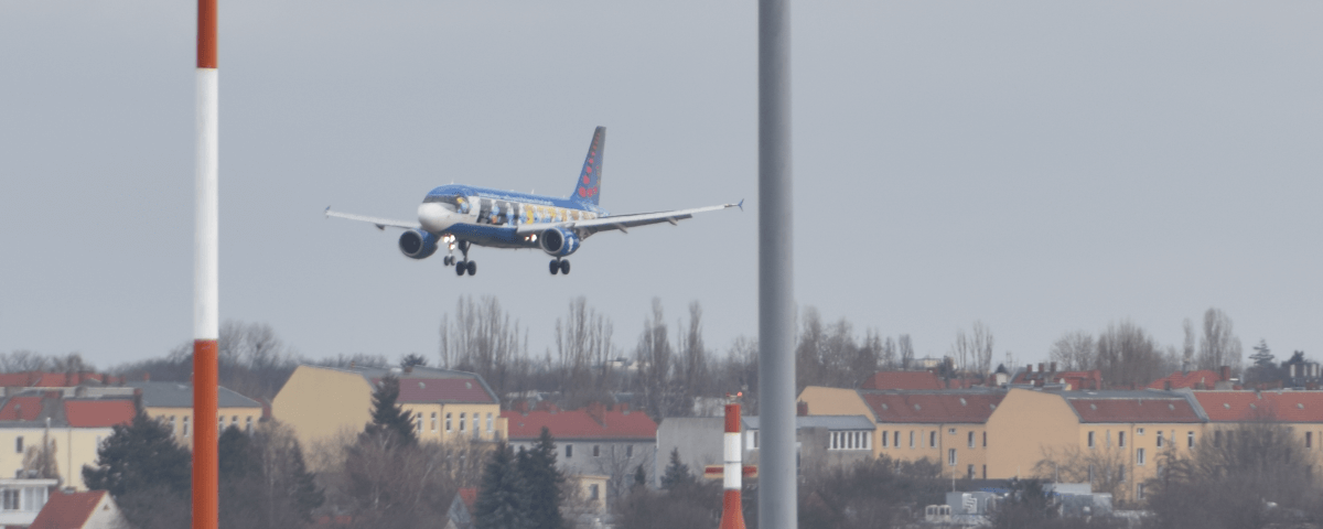 Flugzeuge wie dieses im Landeanflug werden bei flightradar als rotes Flugzeug dargstellt.