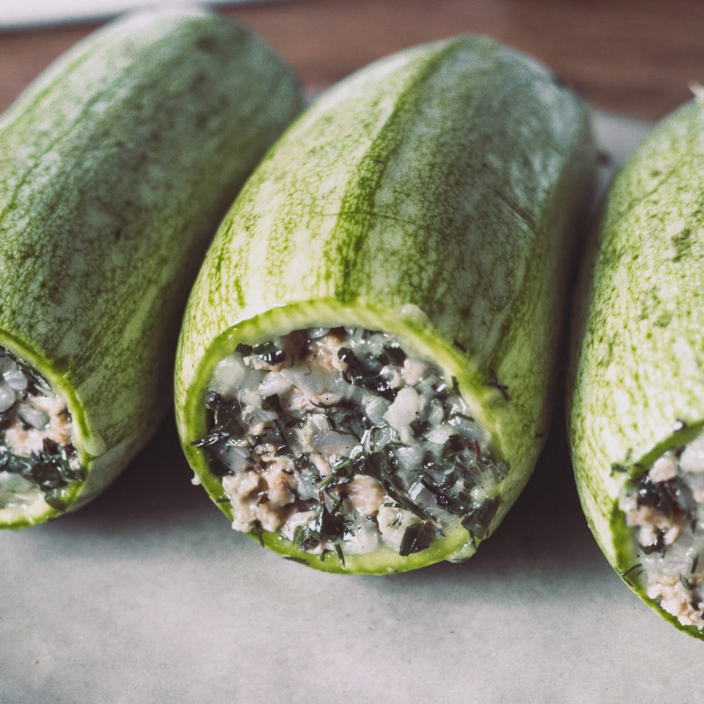 Frisch gefüllte Zucchini vor dem Kochen