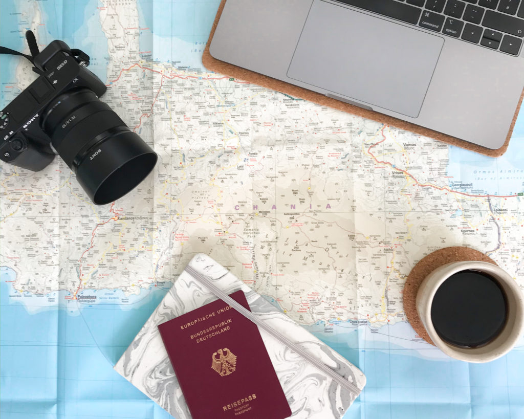 Landkarte von Kreta mit Kamera und Reisepass