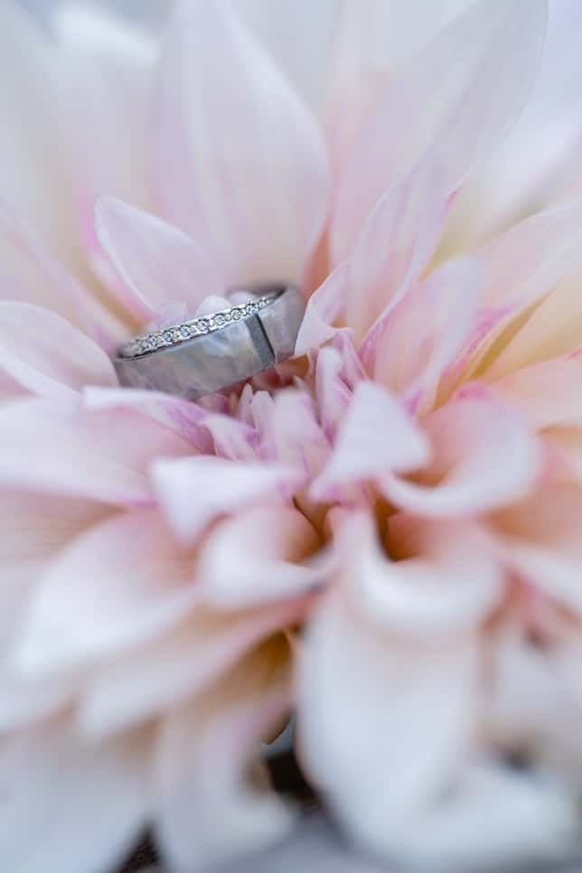 alliance en or blanc dans dahlia rose pastel